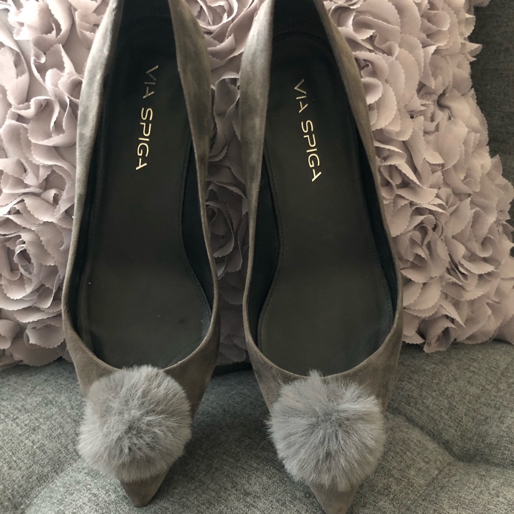 SOLD | Via Spiga | Gabian Faux Fur Pompom Dress Pump ❤️❤️